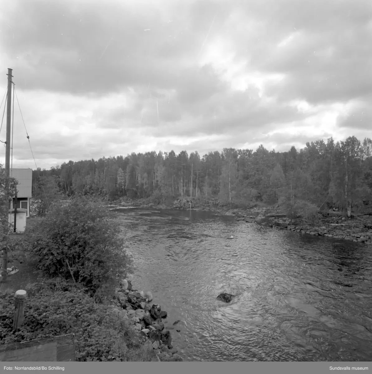 En stor grupp bilder från Ljungaverk, byggnader, gårdar, terräng och landskap. Fotograferat för Fosfatbolaget.