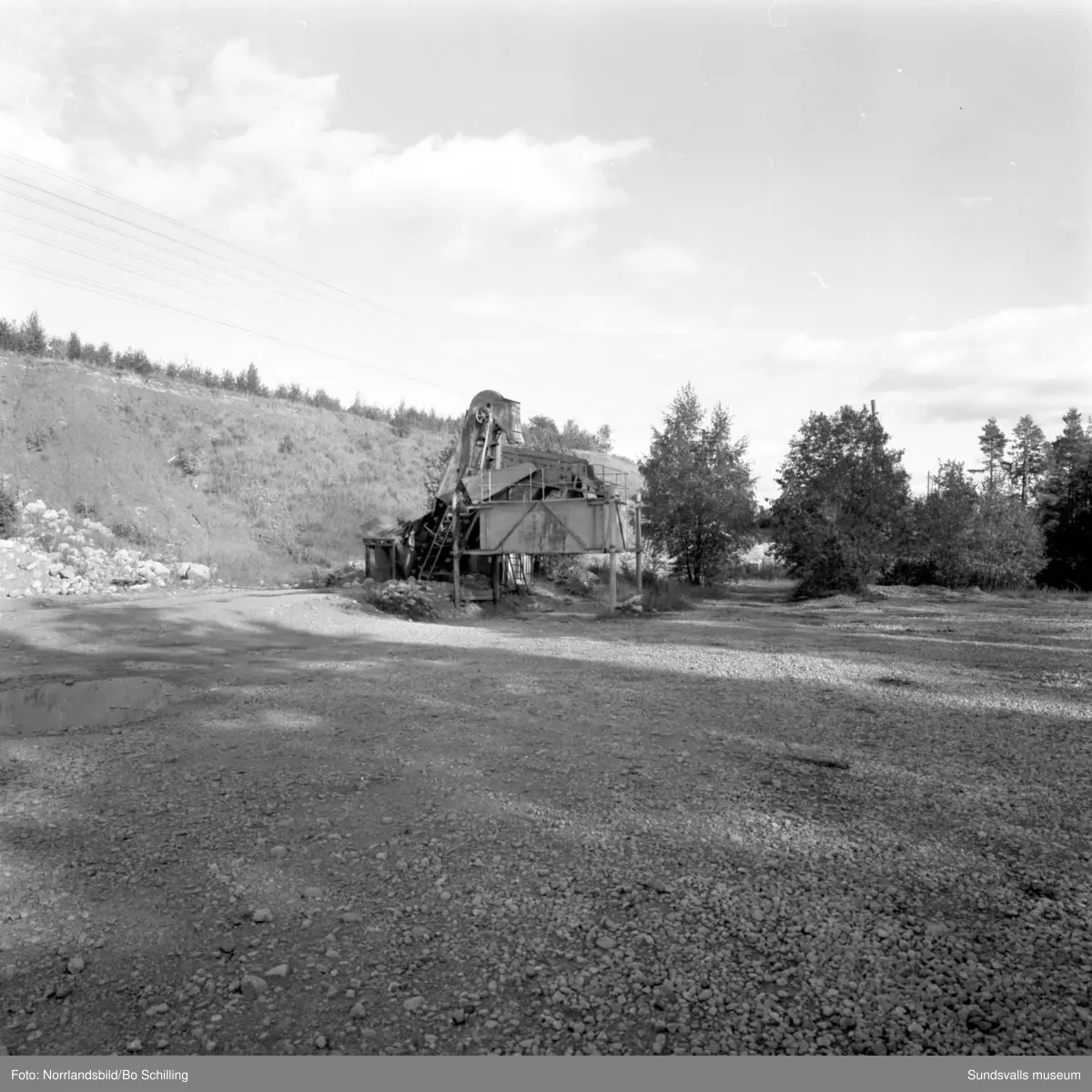 En stor grupp bilder från Ljungaverk, byggnader, gårdar, terräng och landskap. Fotograferat för Fosfatbolaget.