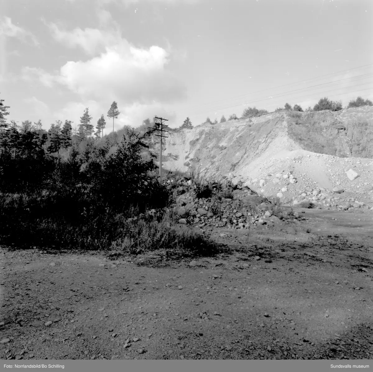 En stor grupp bilder från Ljungaverk, byggnader, gårdar, terräng och landskap. Fotograferat för Fosfatbolaget.