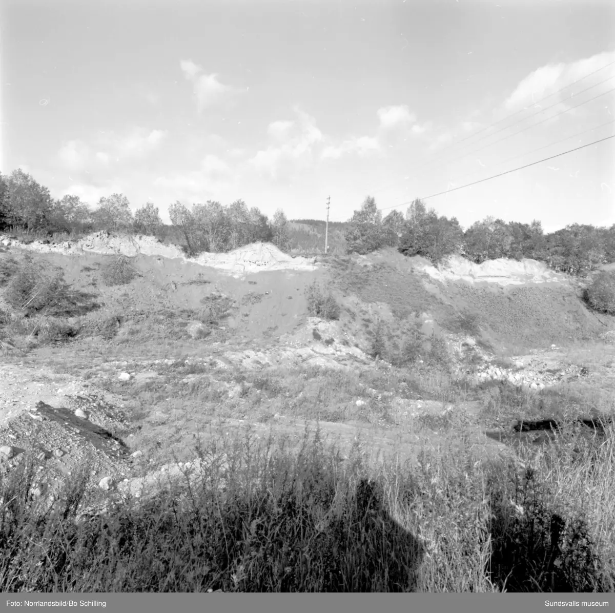 En stor grupp bilder från Ljungaverk, byggnader, gårdar, terräng och landskap. Fotograferat för Fosfatbolaget.