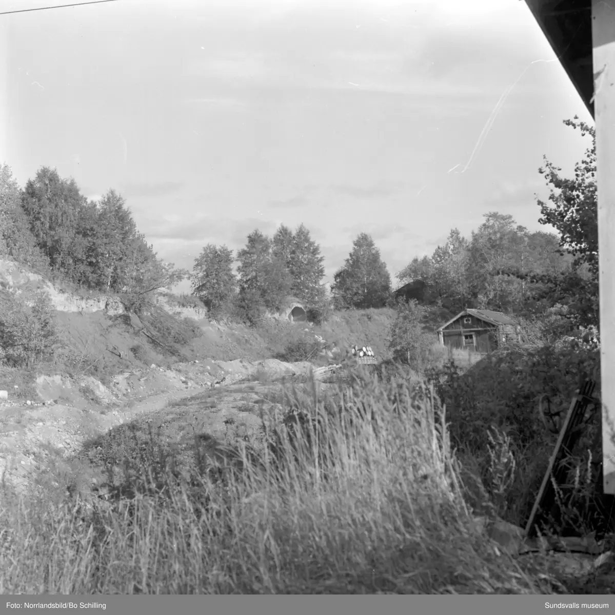 En stor grupp bilder från Ljungaverk, byggnader, gårdar, terräng och landskap. Fotograferat för Fosfatbolaget.