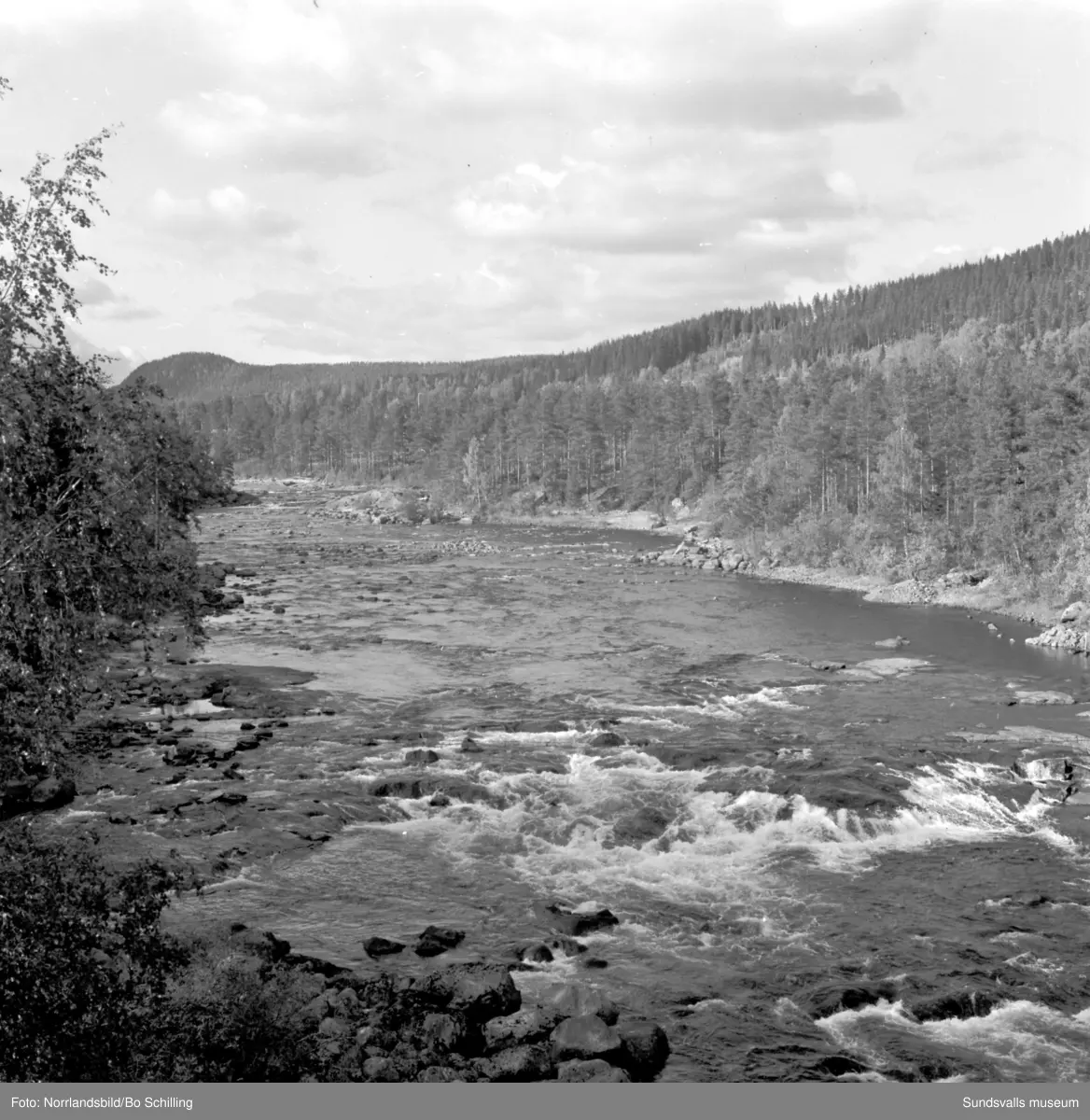 En stor grupp bilder från Ljungaverk, byggnader, gårdar, terräng och landskap. Fotograferat för Fosfatbolaget.