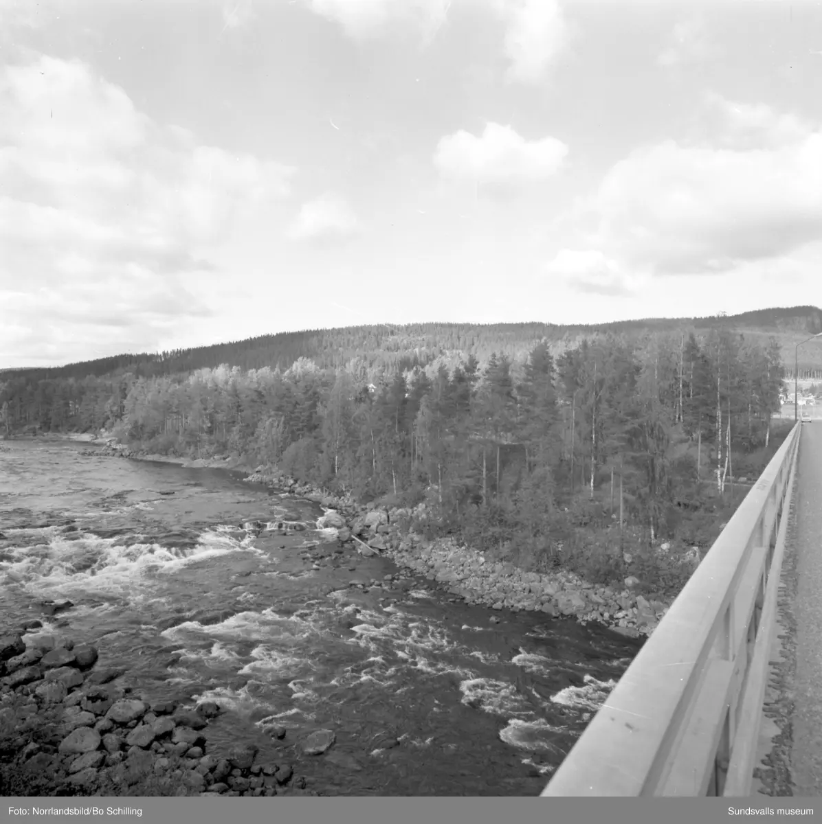En stor grupp bilder från Ljungaverk, byggnader, gårdar, terräng och landskap. Fotograferat för Fosfatbolaget.
