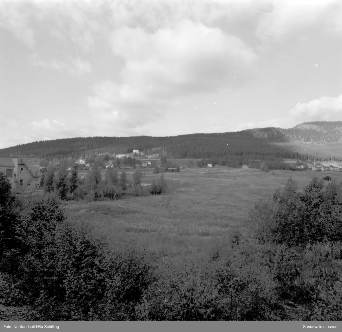 En stor grupp bilder från Ljungaverk, byggnader, gårdar, terräng och landskap. Fotograferat för Fosfatbolaget.