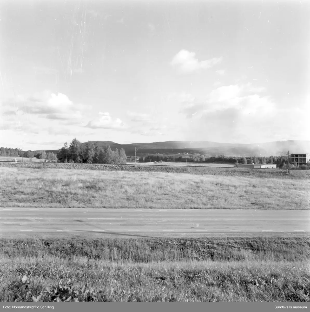 En stor grupp bilder från Ljungaverk, byggnader, gårdar, terräng och landskap. Fotograferat för Fosfatbolaget.