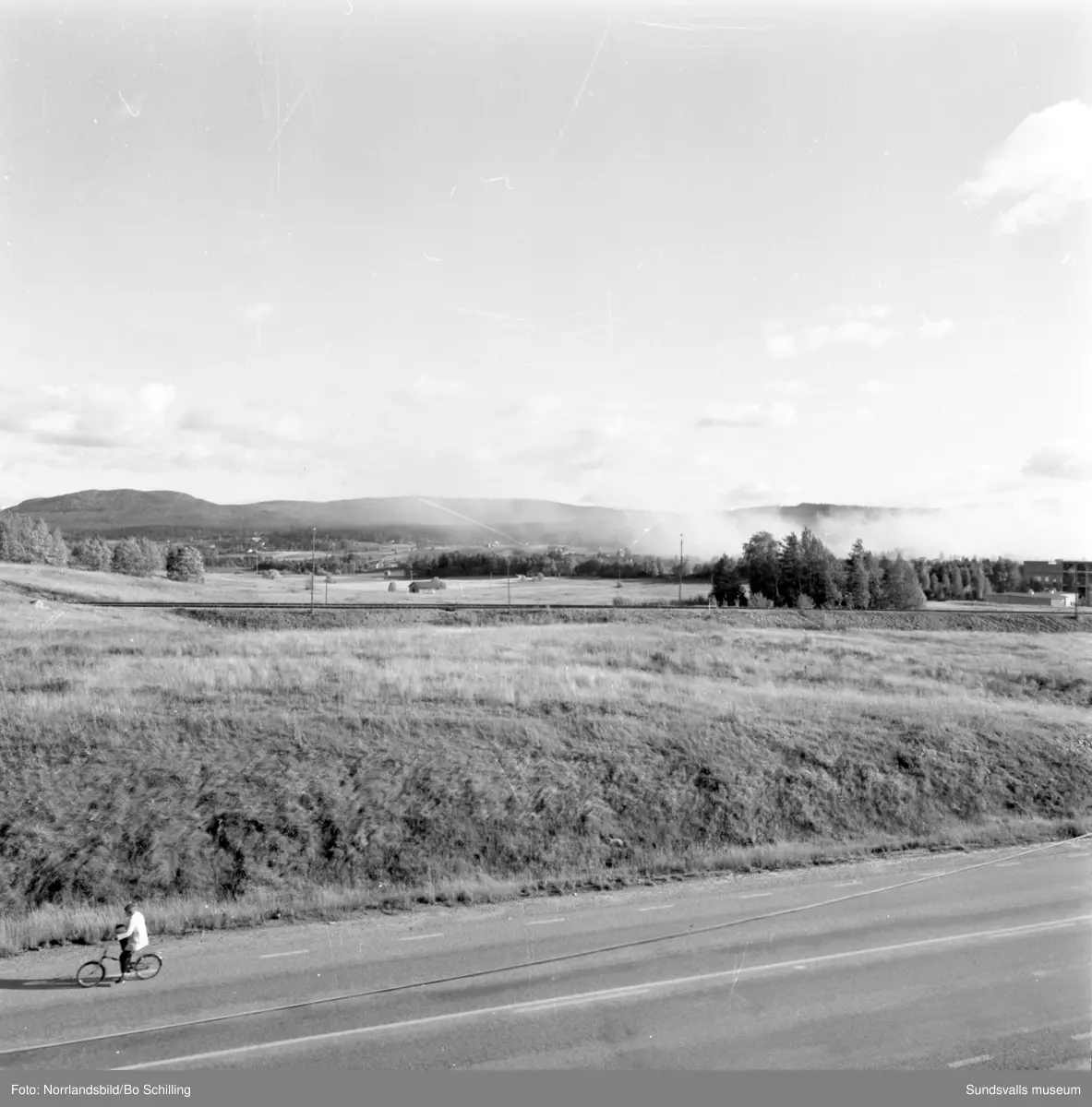 En stor grupp bilder från Ljungaverk, byggnader, gårdar, terräng och landskap. Fotograferat för Fosfatbolaget.