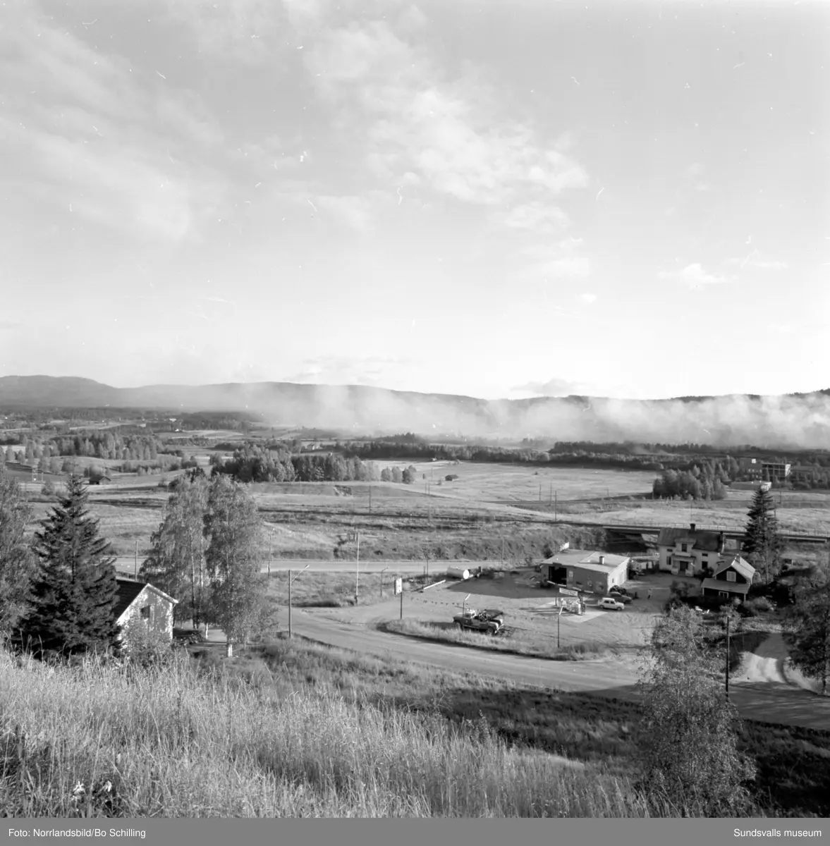 En stor grupp bilder från Ljungaverk, byggnader, gårdar, terräng och landskap. Fotograferat för Fosfatbolaget.