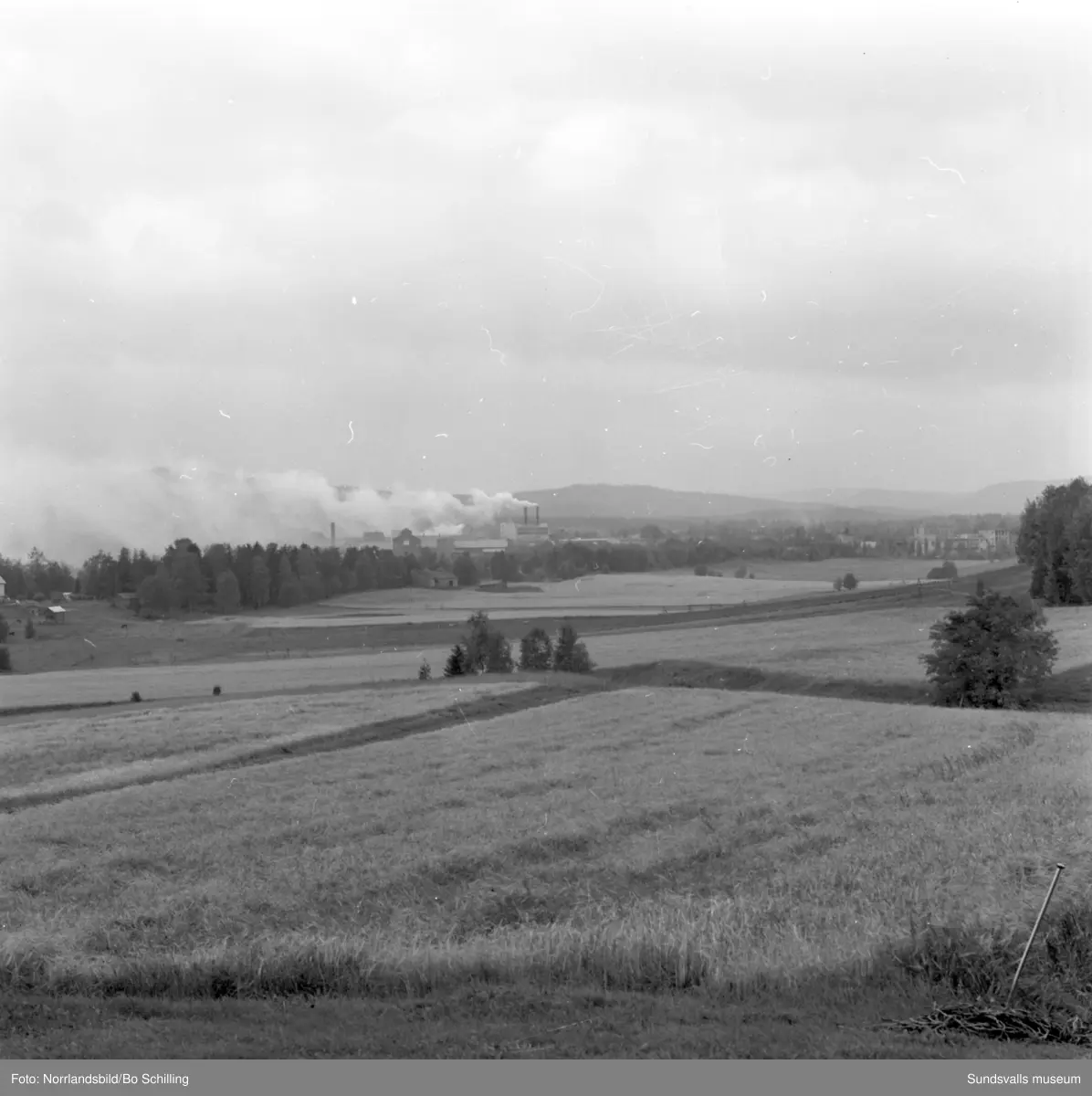 En stor grupp bilder från Ljungaverk, byggnader, gårdar, terräng och landskap. Fotograferat för Fosfatbolaget.