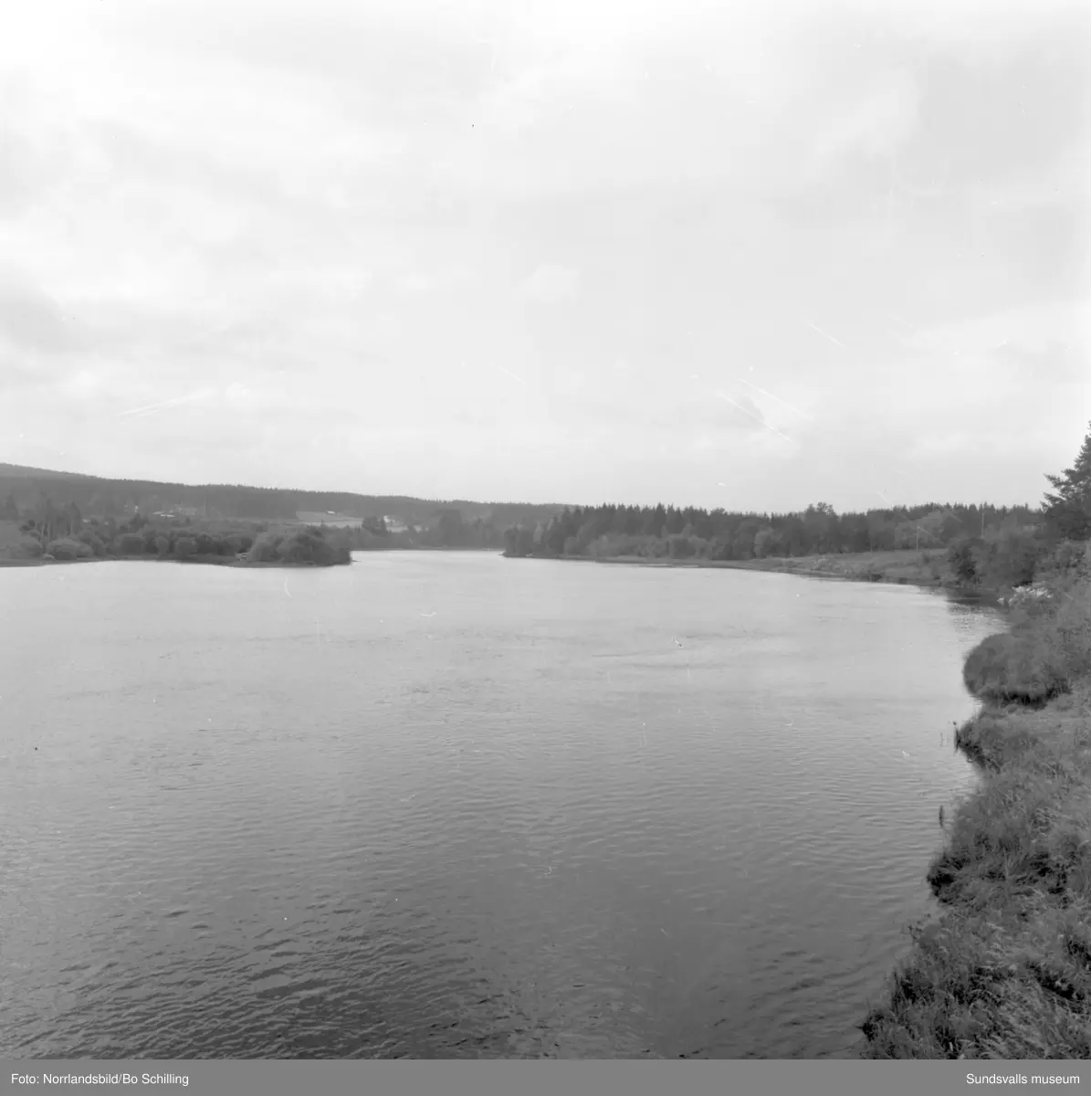 En stor grupp bilder från Ljungaverk, byggnader, gårdar, terräng och landskap. Fotograferat för Fosfatbolaget.