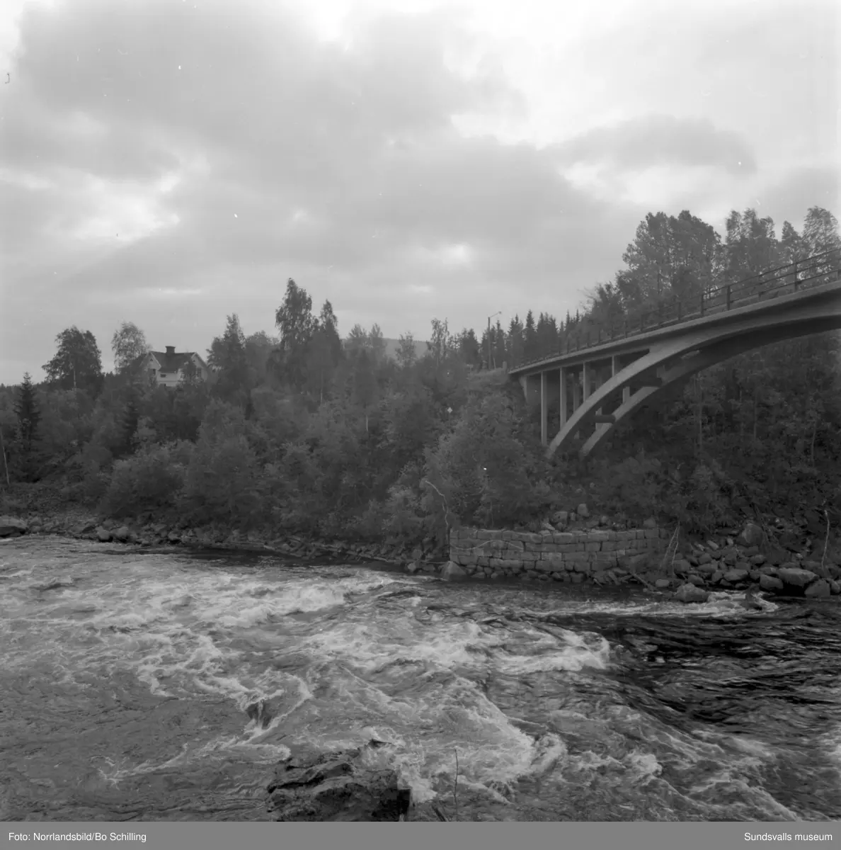 En stor grupp bilder från Ljungaverk, byggnader, gårdar, terräng och landskap. Fotograferat för Fosfatbolaget.