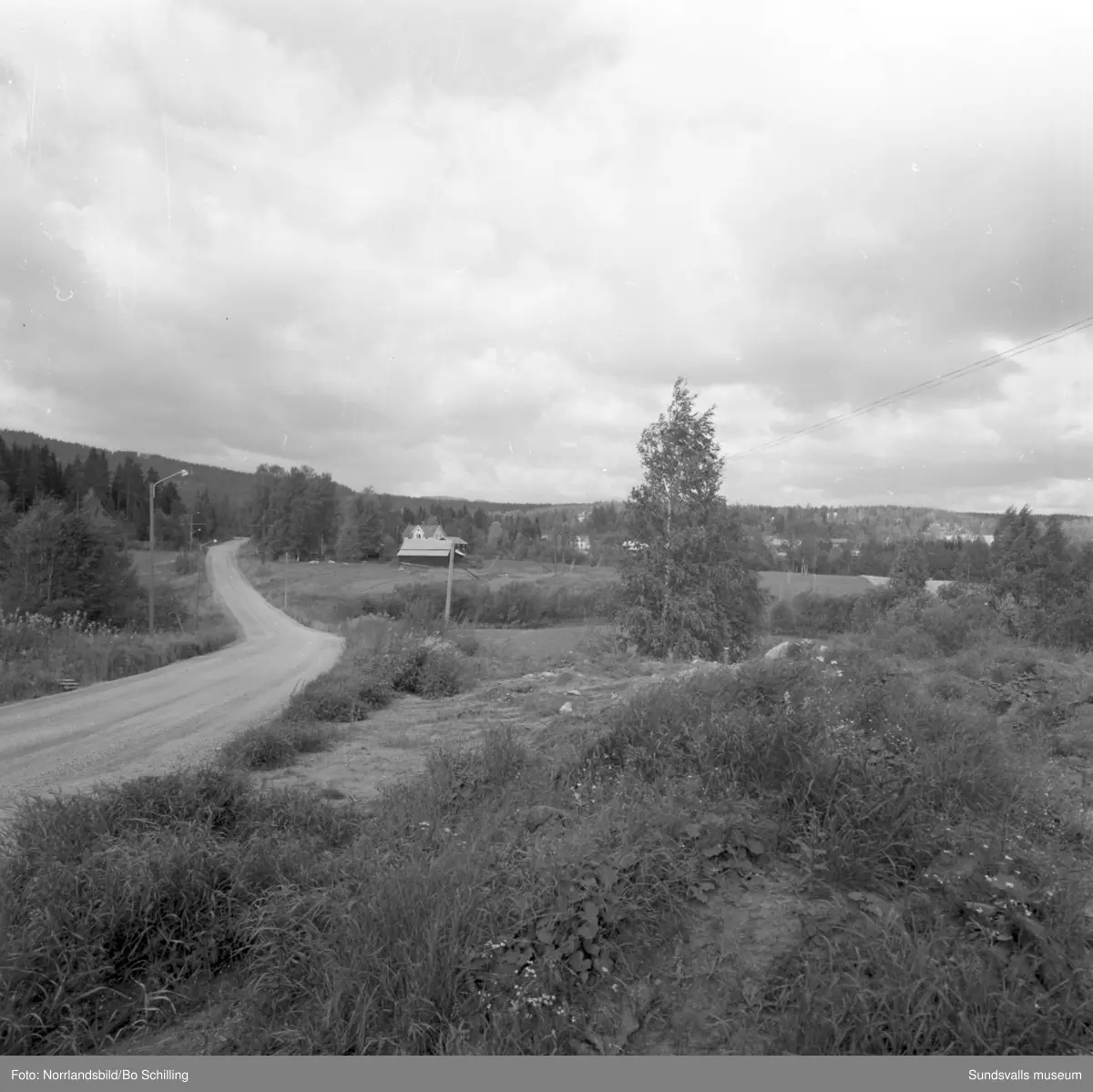 En stor grupp bilder från Ljungaverk, byggnader, gårdar, terräng och landskap. Fotograferat för Fosfatbolaget.