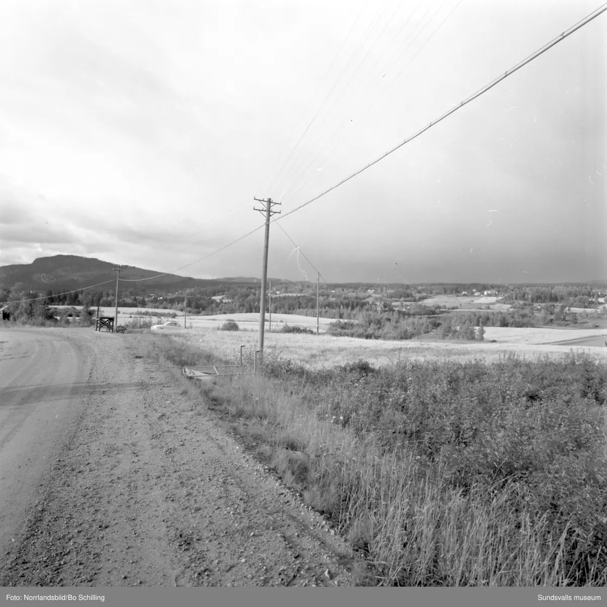 En stor grupp bilder från Ljungaverk, byggnader, gårdar, terräng och landskap. Fotograferat för Fosfatbolaget.