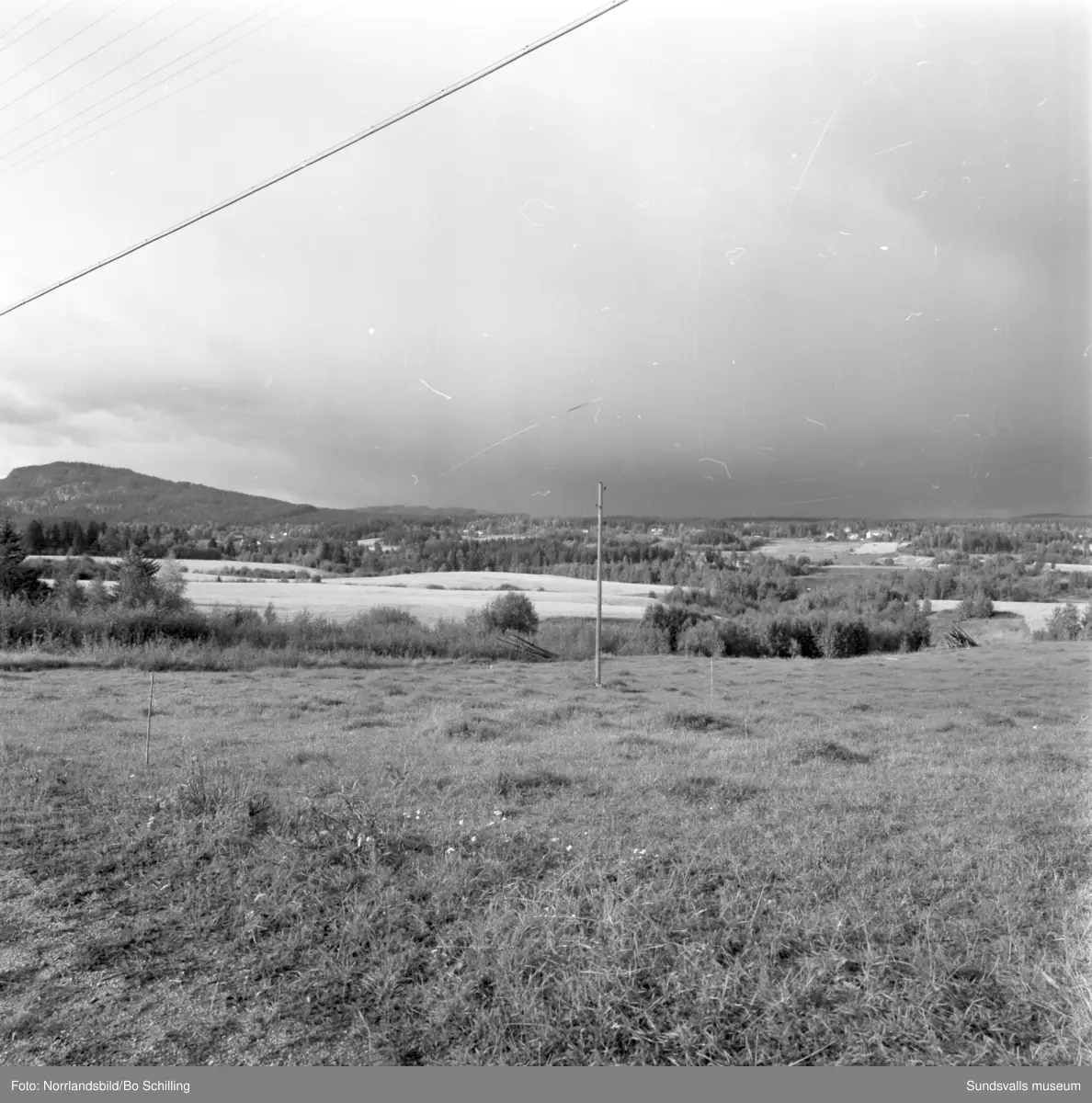 En stor grupp bilder från Ljungaverk, byggnader, gårdar, terräng och landskap. Fotograferat för Fosfatbolaget.