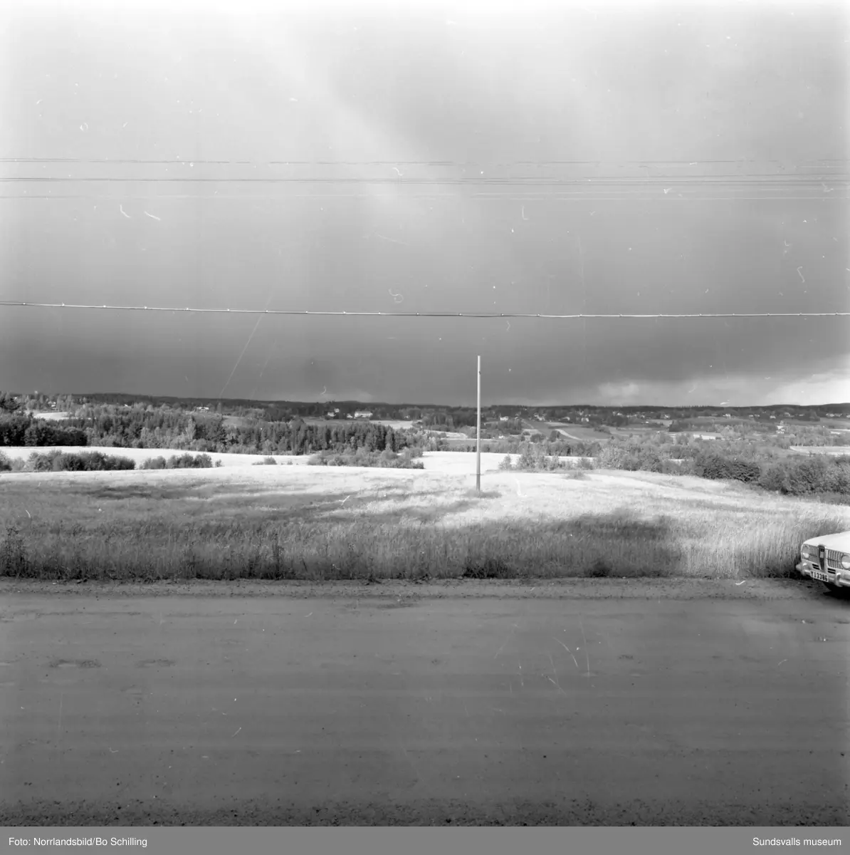 En stor grupp bilder från Ljungaverk, byggnader, gårdar, terräng och landskap. Fotograferat för Fosfatbolaget.