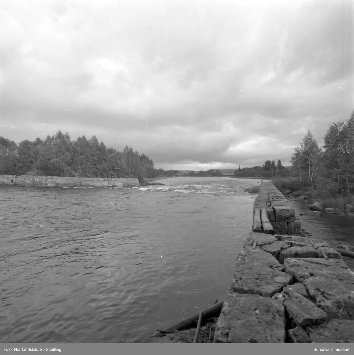 En stor grupp bilder från Ljungaverk, byggnader, gårdar, terräng och landskap. Fotograferat för Fosfatbolaget.