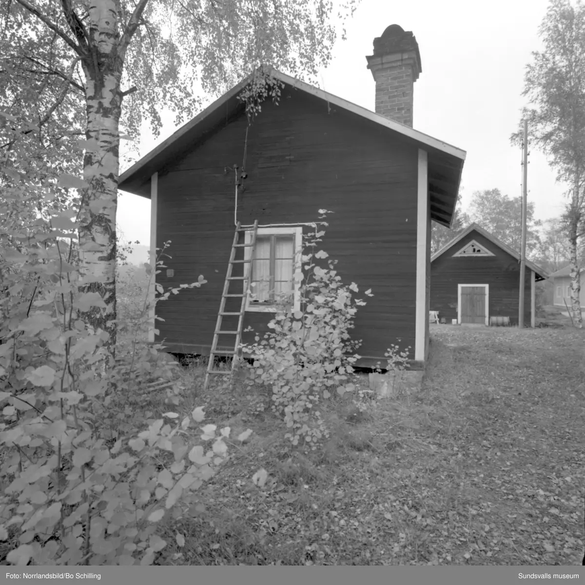 En stor grupp bilder från Ljungaverk, byggnader, gårdar, terräng och landskap. Fotograferat för Fosfatbolaget.