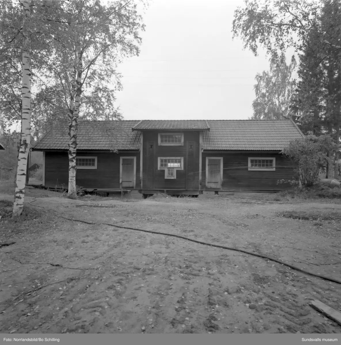 En stor grupp bilder från Ljungaverk, byggnader, gårdar, terräng och landskap. Fotograferat för Fosfatbolaget.