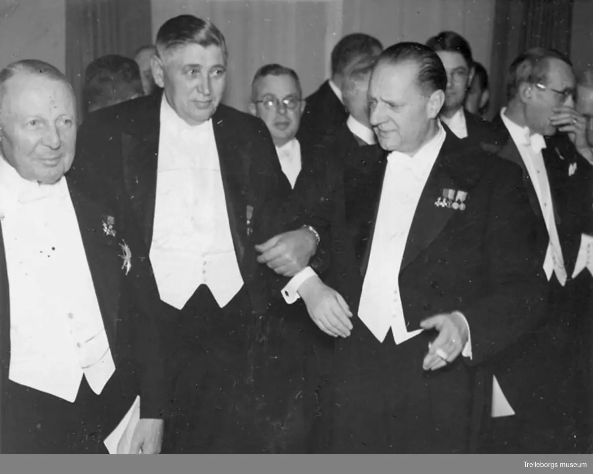 Gummifabrikens 40-årsjubileum 1945, middag på Centralhotellet i december. Från vänster disponent Henry Dunker, stadsfullmäktiges ordförande Petter Nilsson och VD Hilding Ståhlbrandt.