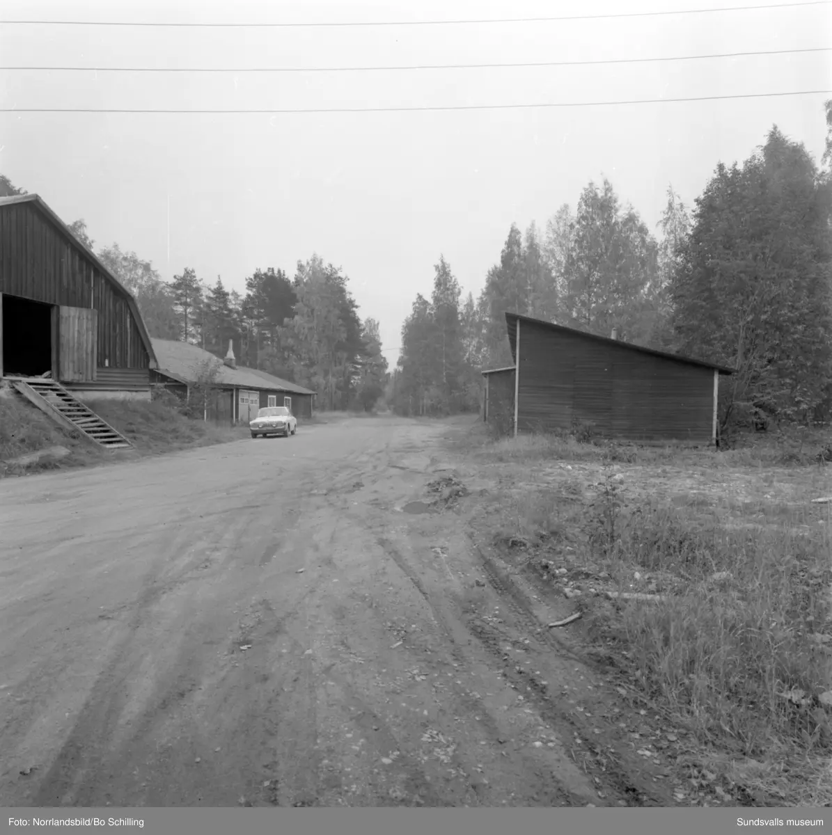 En stor grupp bilder från Ljungaverk, byggnader, gårdar, terräng och landskap. Fotograferat för Fosfatbolaget.