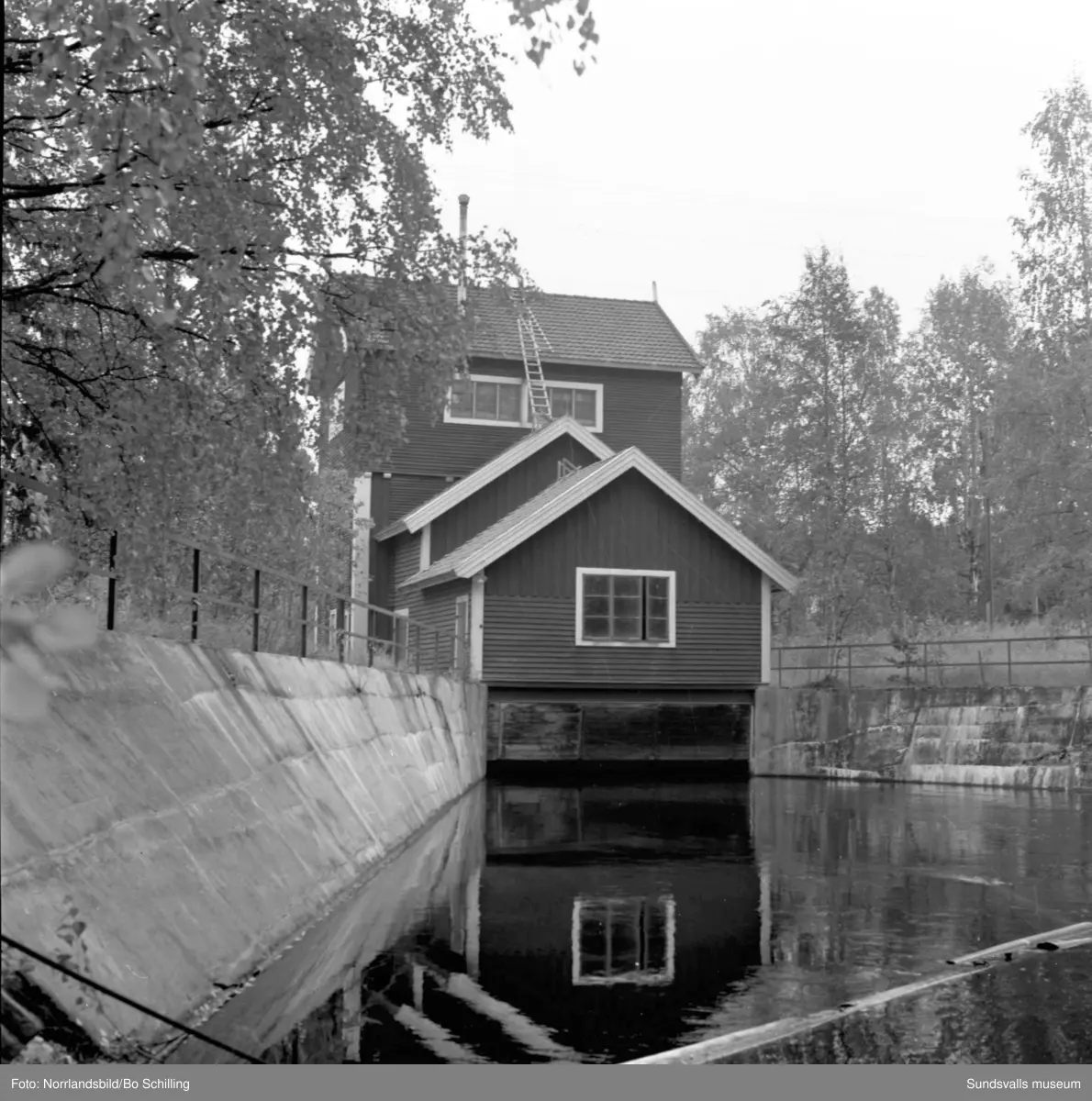 En stor grupp bilder från Ljungaverk, byggnader, gårdar, terräng och landskap. Fotograferat för Fosfatbolaget.