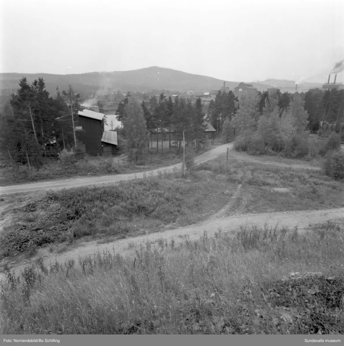 En stor grupp bilder från Ljungaverk, byggnader, gårdar, terräng och landskap. Fotograferat för Fosfatbolaget.