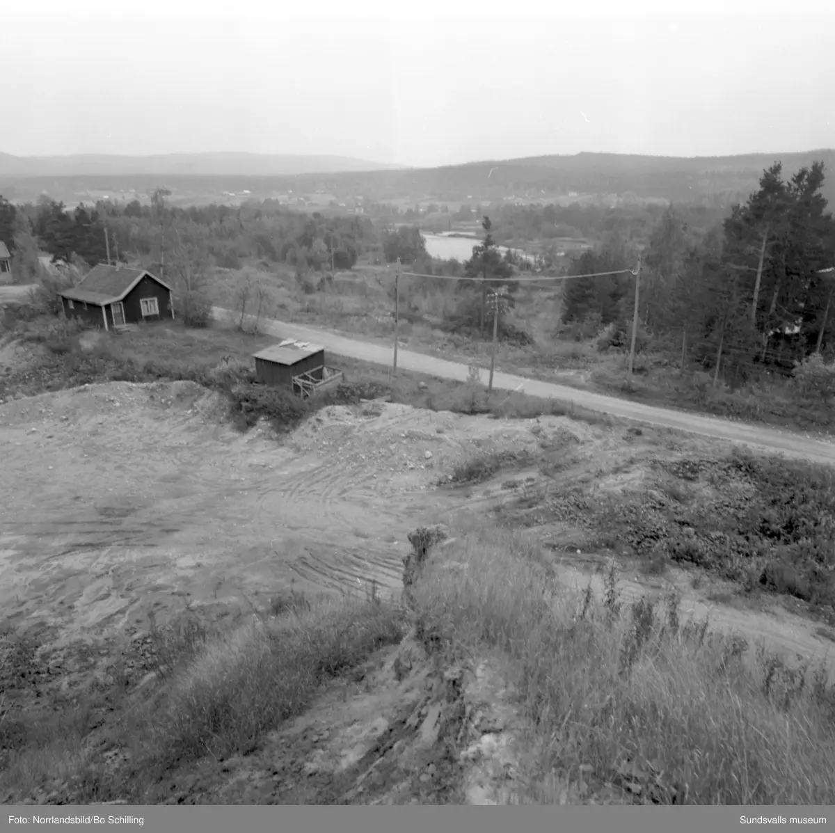 En stor grupp bilder från Ljungaverk, byggnader, gårdar, terräng och landskap. Fotograferat för Fosfatbolaget.