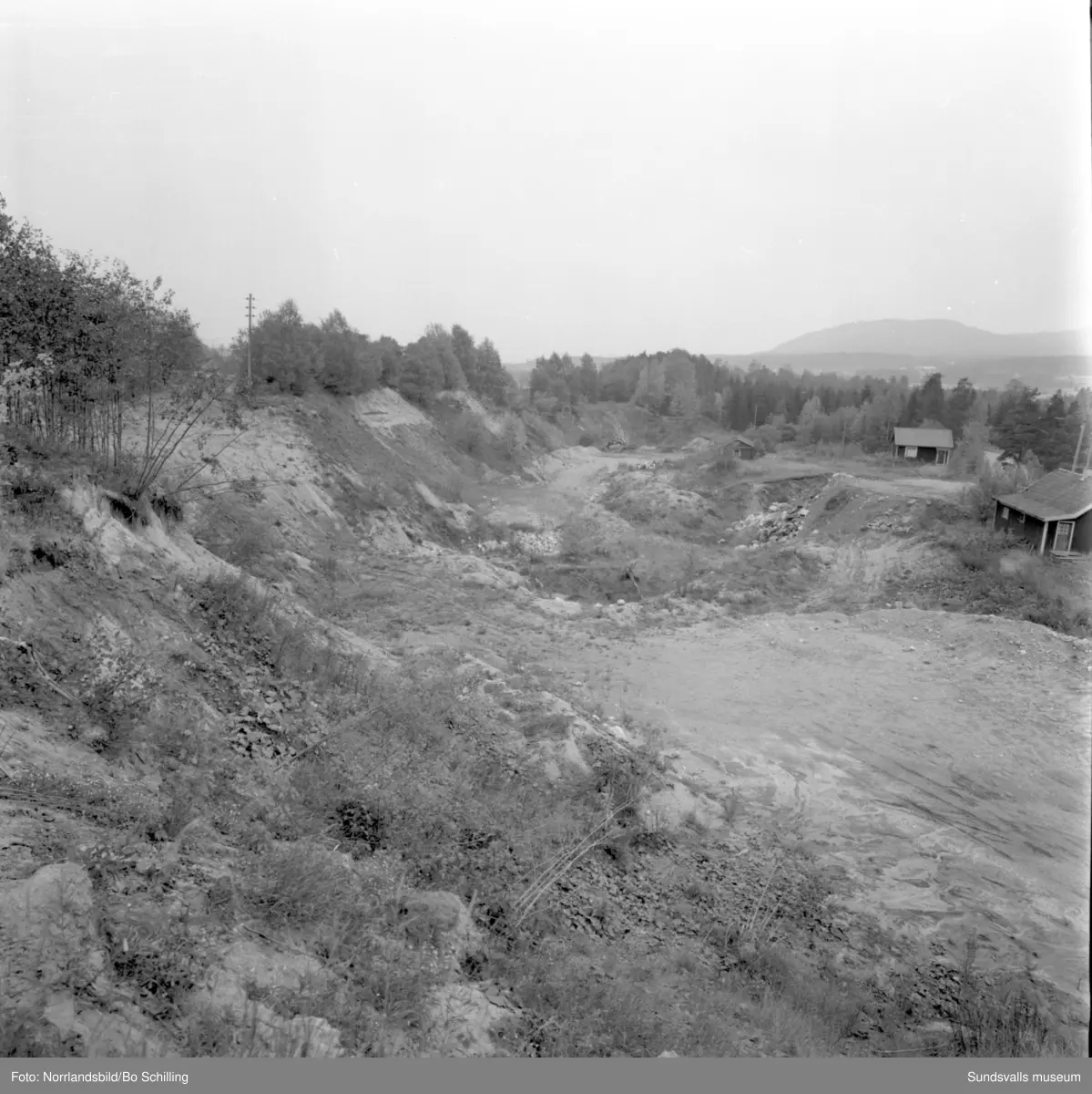 En stor grupp bilder från Ljungaverk, byggnader, gårdar, terräng och landskap. Fotograferat för Fosfatbolaget.