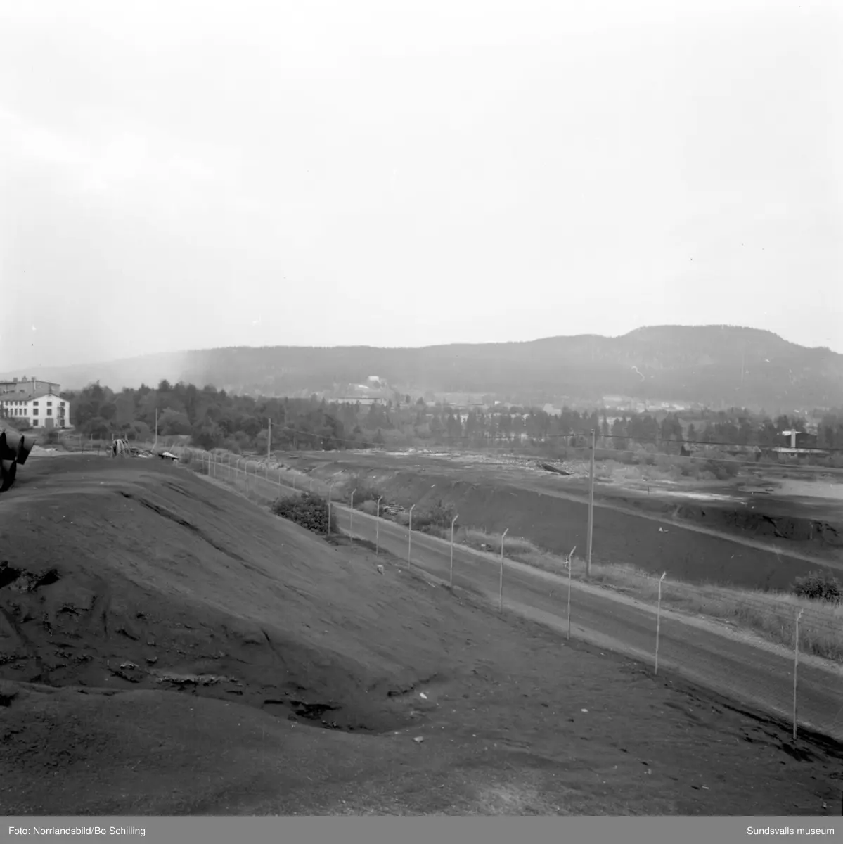 En stor grupp bilder från Ljungaverk, byggnader, gårdar, terräng och landskap. Fotograferat för Fosfatbolaget.