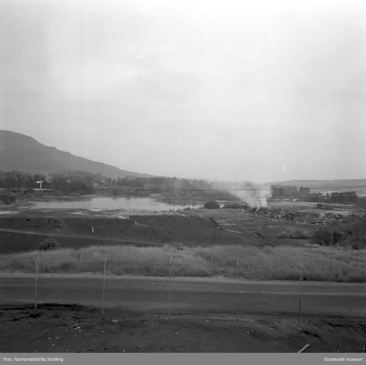 En stor grupp bilder från Ljungaverk, byggnader, gårdar, terräng och landskap. Fotograferat för Fosfatbolaget.