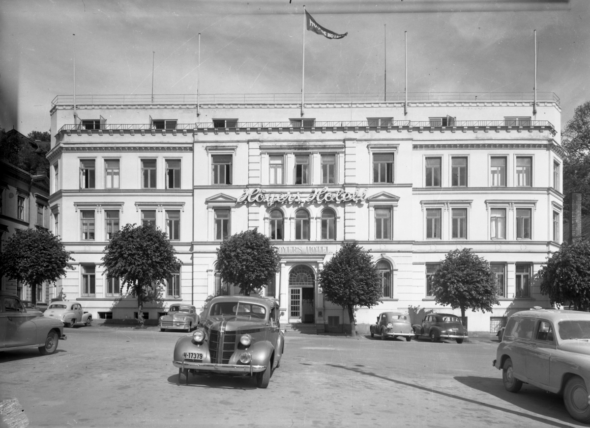 "Høyers Hotell" fasade
Bilene i forgrunnen f.v.: 1946-48 Dodge eller Chrysler, Pontiac 1937, Standard Vanguard 1948-. Foran hotellet f.v. 1951-53 Opel Kaaptein, 1946-48 Chrysler, trolig Chevrolet 1937-38, Chevrolet 1946-48.
Rådhusplassen, Skien.