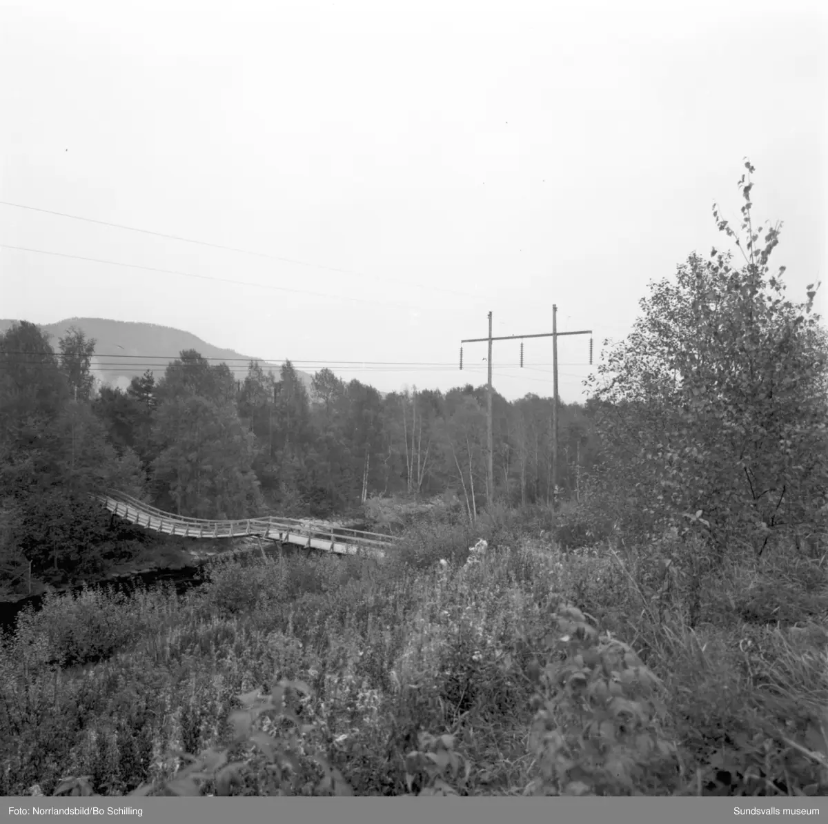 En stor grupp bilder från Ljungaverk, byggnader, gårdar, terräng och landskap. Fotograferat för Fosfatbolaget.