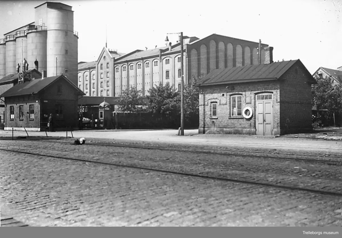 Gamla Lotshuset. Till vänster ser man Ångkvarnen. Negativ Johnsson 15538.