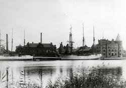 Gustavsbergs hamn och fabriker omkring år 1910. I förgrunden