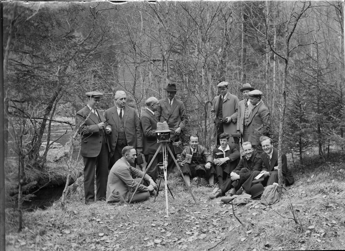 Alfred Holtan var opprinnelig ansatt på Norsk Hydro, Lønningskontoret, men ble på grunn av sin hobby fotografering også senere fotograf for Norsk Hydro. Han fotograferte både private og offentlige hendelser i Tinn.