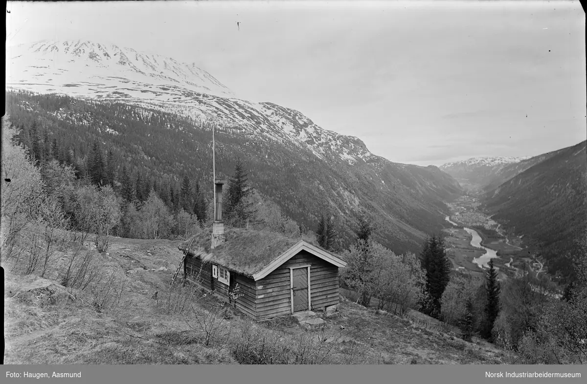 Hytte ved Svineroi, utsikt mot Gaustatoppen og Rjukan