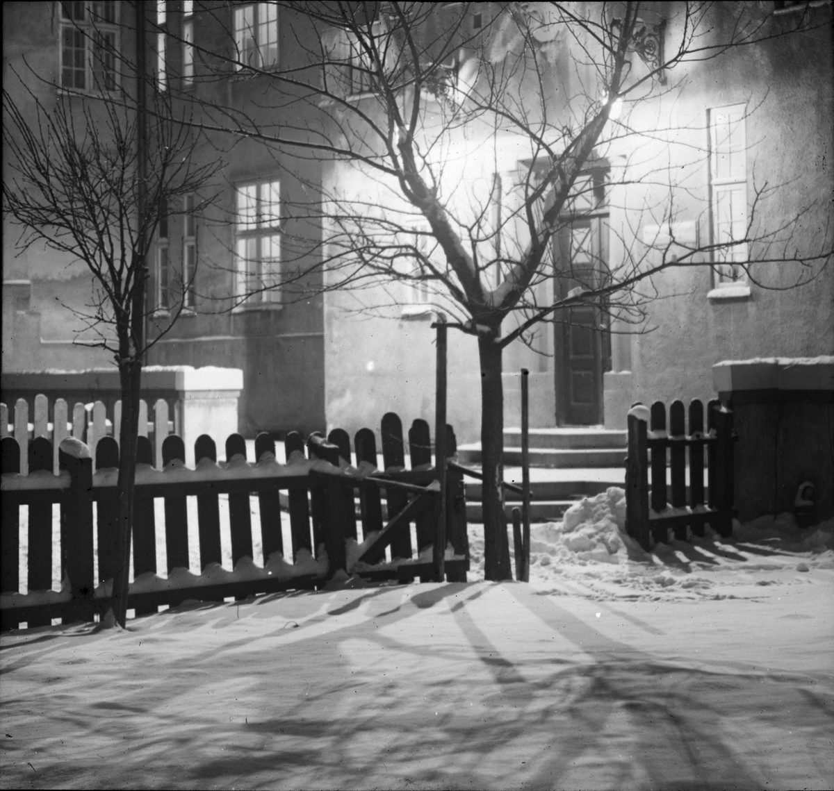 Ungkarspensjonat (Mandheimen), inngangsparti og gjerde ved parken.