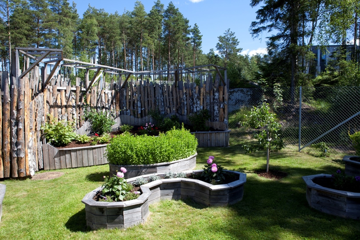 Livsutviklingshagen er et kunstnerisk bidrag for å gi Halden fengsel et nytt verktøy for de innsattes personlige utvikling. I kunstnerens intervju med 40–50 innsatte om hva de gjerne ville få ut av oppholdet i fengselet, kom det frem at de innsatte særlig ønsket å gjenfinne motivasjon, selvfølelse, indre ro og egen fremdrift. Det ble utgangspunktet for at Balfelt tok tak i konseptet anti-stresshage og erstattet det stressende arbeidet med «personlig utvikling». Resultatet har blitt Livsutviklingshagen.