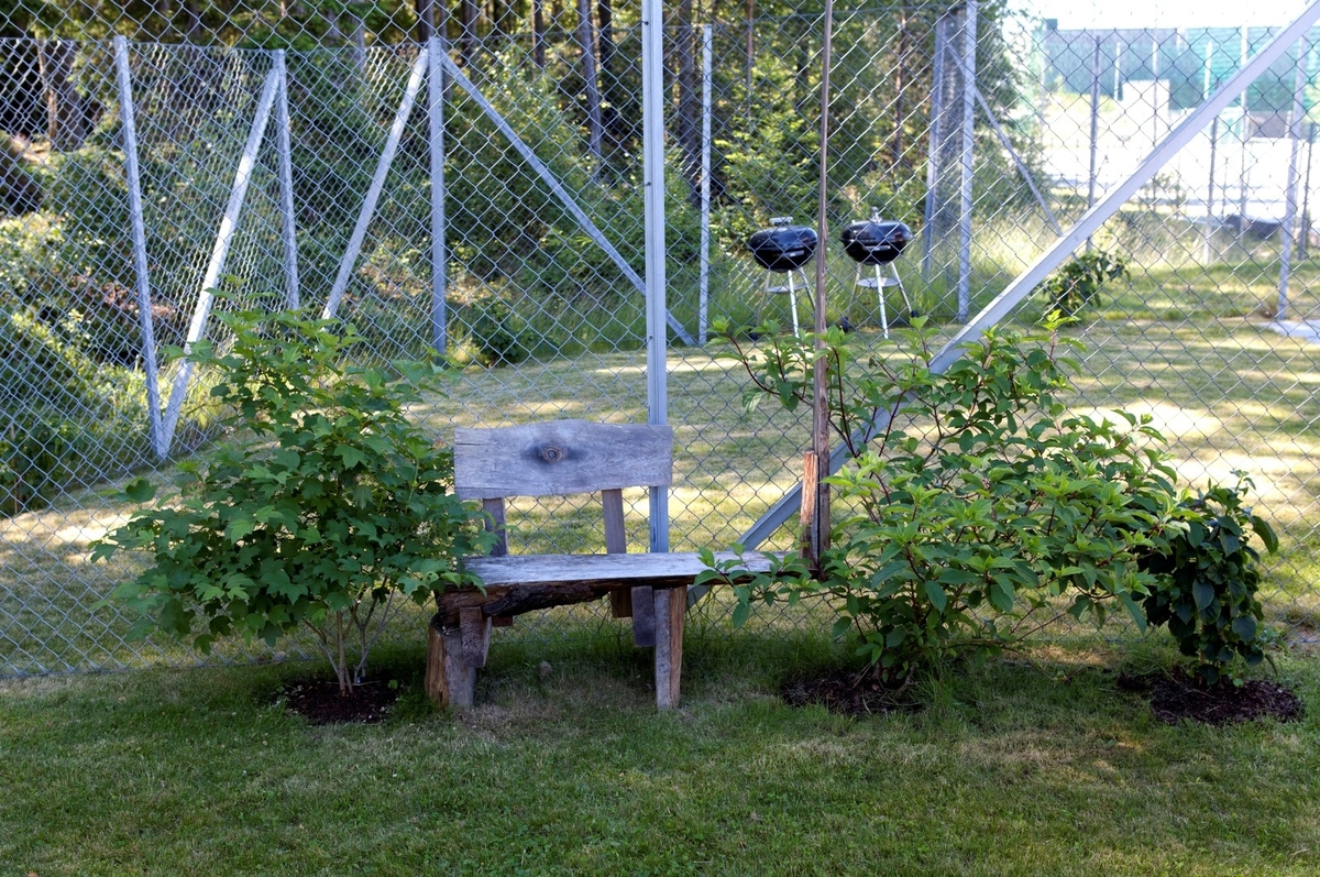 Livsutviklingshagen er et kunstnerisk bidrag for å gi Halden fengsel et nytt verktøy for de innsattes personlige utvikling. I kunstnerens intervju med 40–50 innsatte om hva de gjerne ville få ut av oppholdet i fengselet, kom det frem at de innsatte særlig ønsket å gjenfinne motivasjon, selvfølelse, indre ro og egen fremdrift. Det ble utgangspunktet for at Balfelt tok tak i konseptet anti-stresshage og erstattet det stressende arbeidet med «personlig utvikling». Resultatet har blitt Livsutviklingshagen.