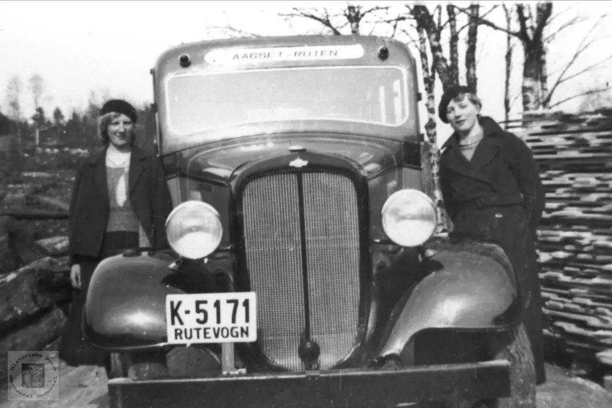 Rutebil K-5171
Chevrolet årsmodell 1934-35.
Dette skal ha vært en Chevrolet 1935-modell med 15 seter som rutebileier Jul. Olsen, Laudal, hadde. I 1937 kjøpte han en ny Dodge med 17 seter. Den fikk samme registreringsnummer, K-5171, og da ble sannsynligvis Chevrolet'en solgt.