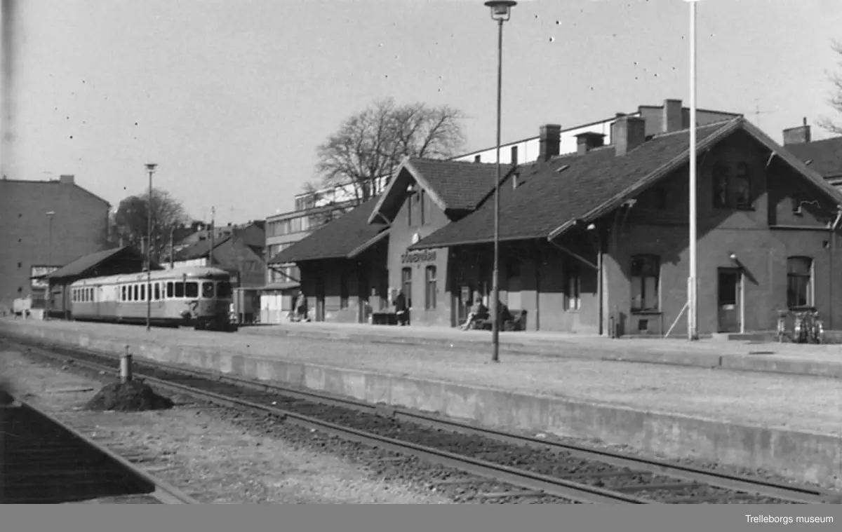 Station Södervärn. Rälsbuss på spåret.