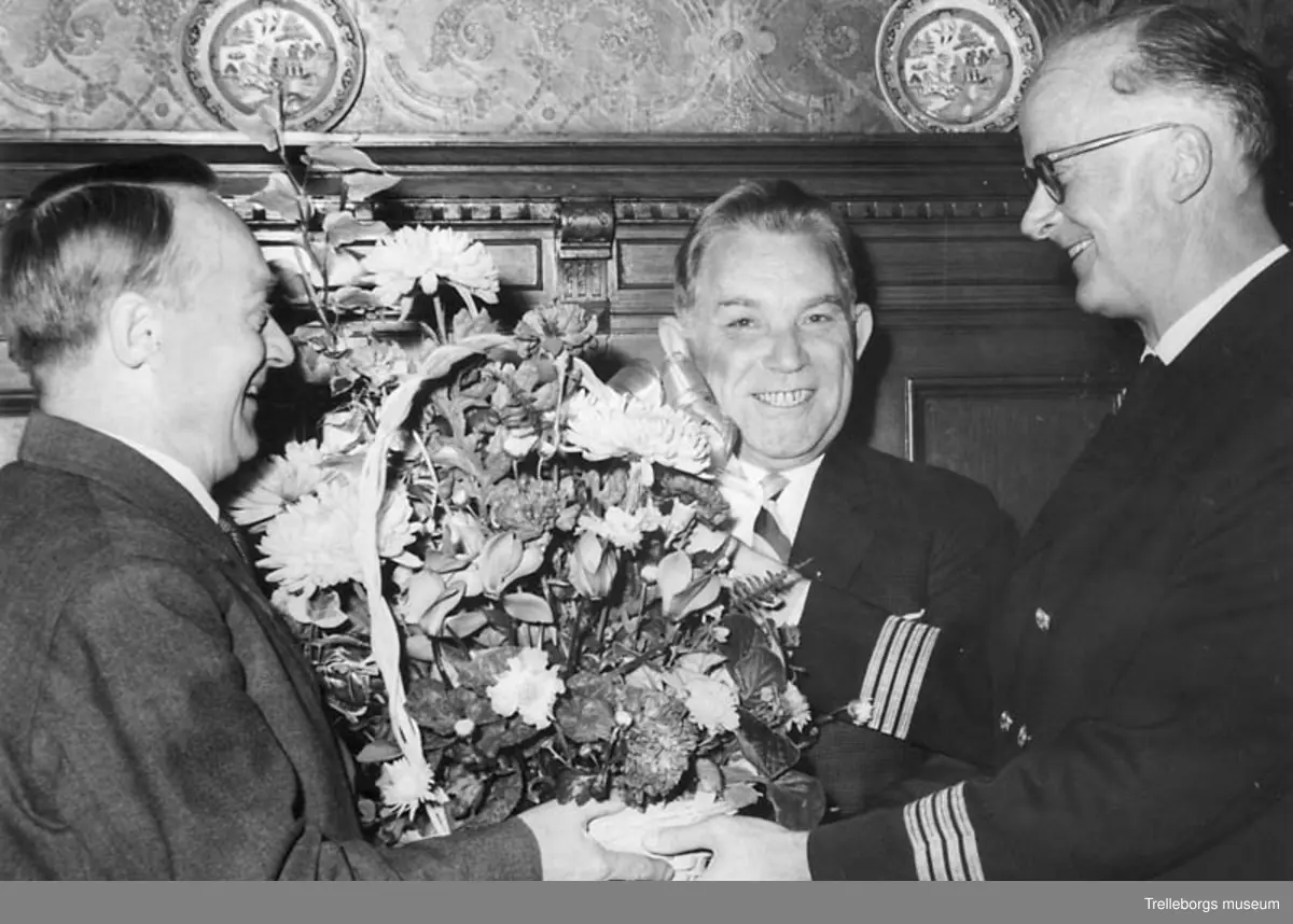 Avtackning. Järnvägar.Stationsinspektor Egon Svenrik avtackas efter 13 år på Trelleborgs central. Från höger :Egon Svenrik, Erik Nelander,Gösta Lundberg.