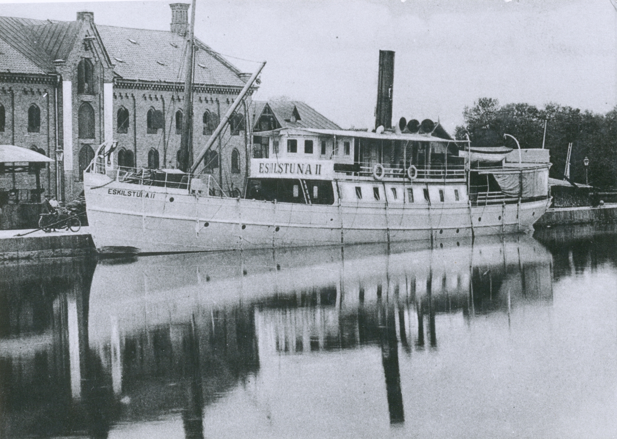 Passagerarångfartyget ESKILSTUNA II av Eskilstuna i Eskilstuna hamn.
