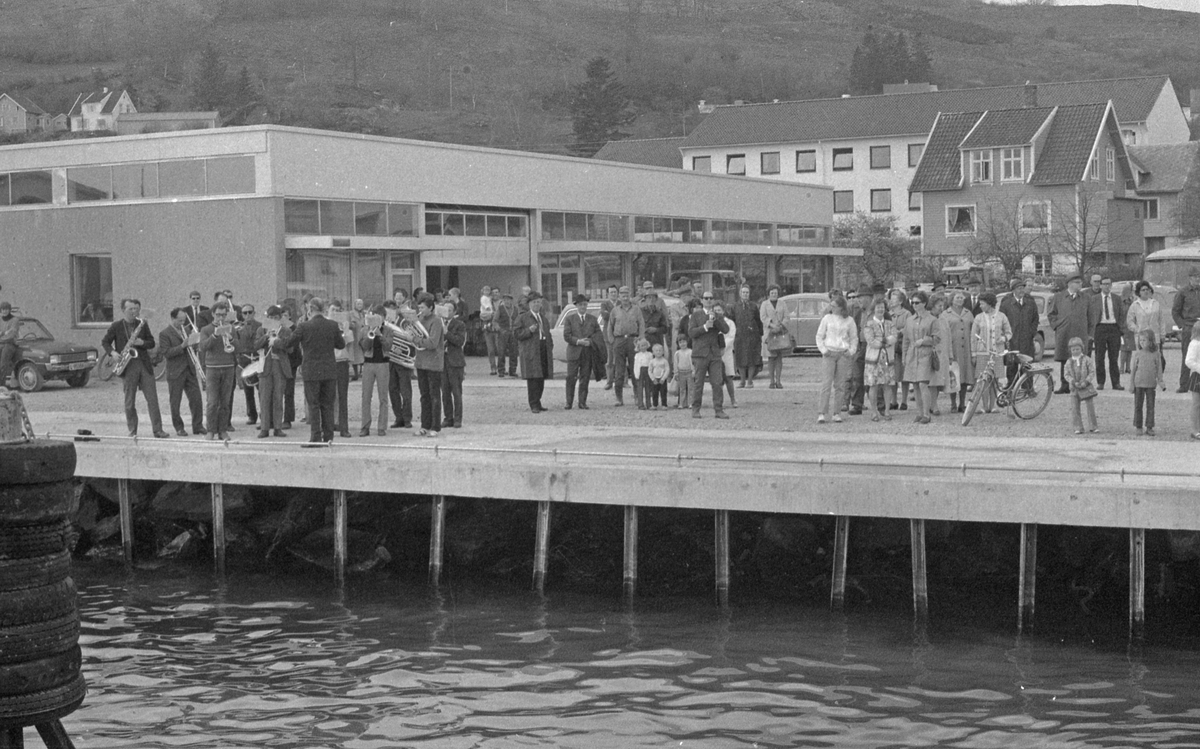 M/F "Finnøy" - Overleveringen - 8/5-1971