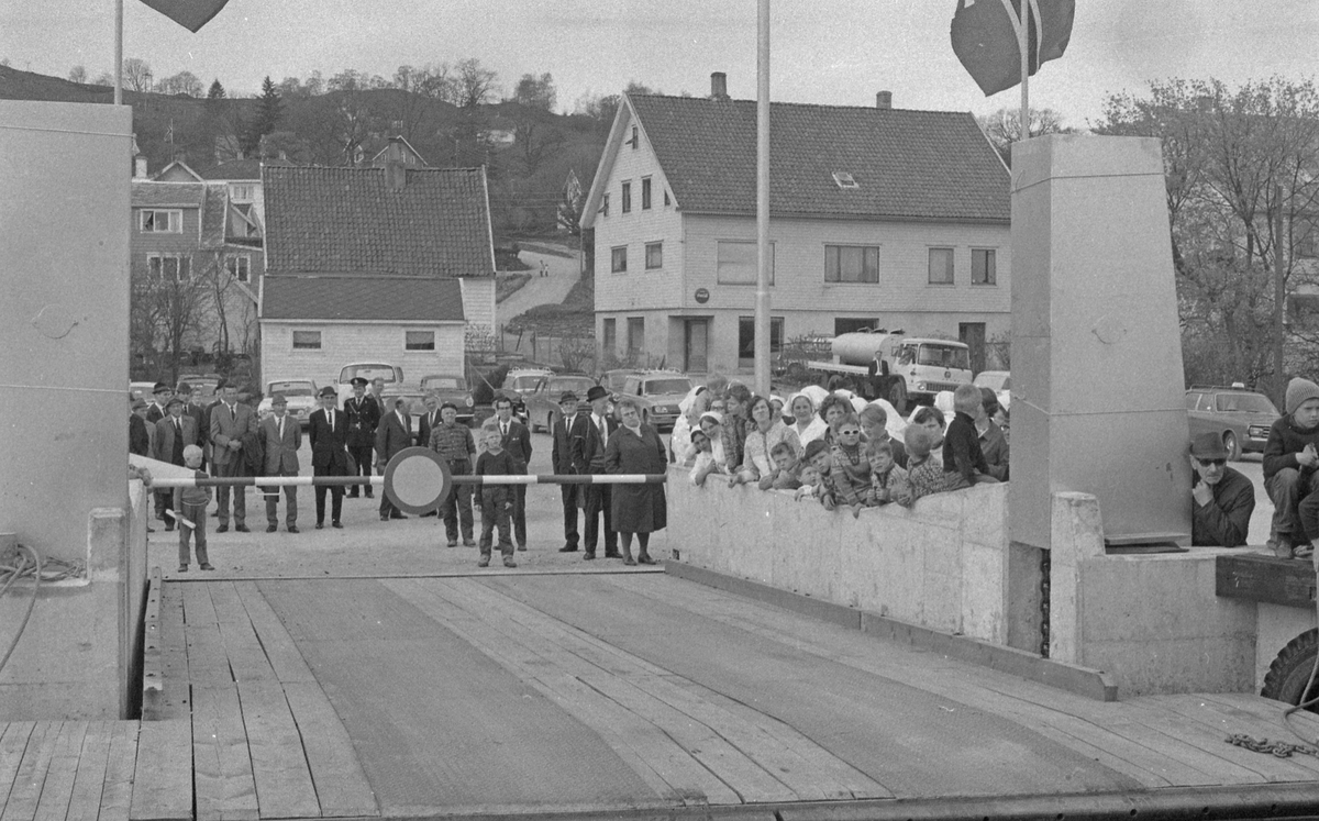 M/F "Finnøy" - Overleveringen - 8/5-1971