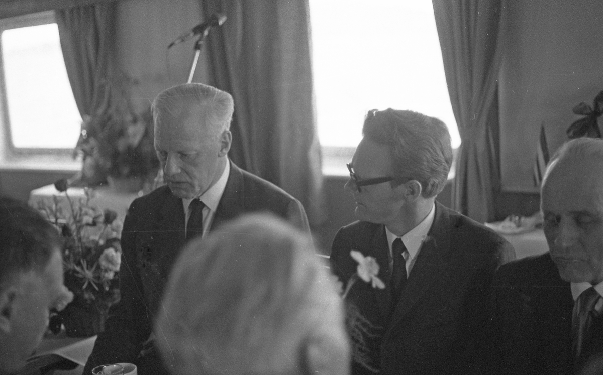 M/F "Finnøy" - Overleveringen - 8/5-1971