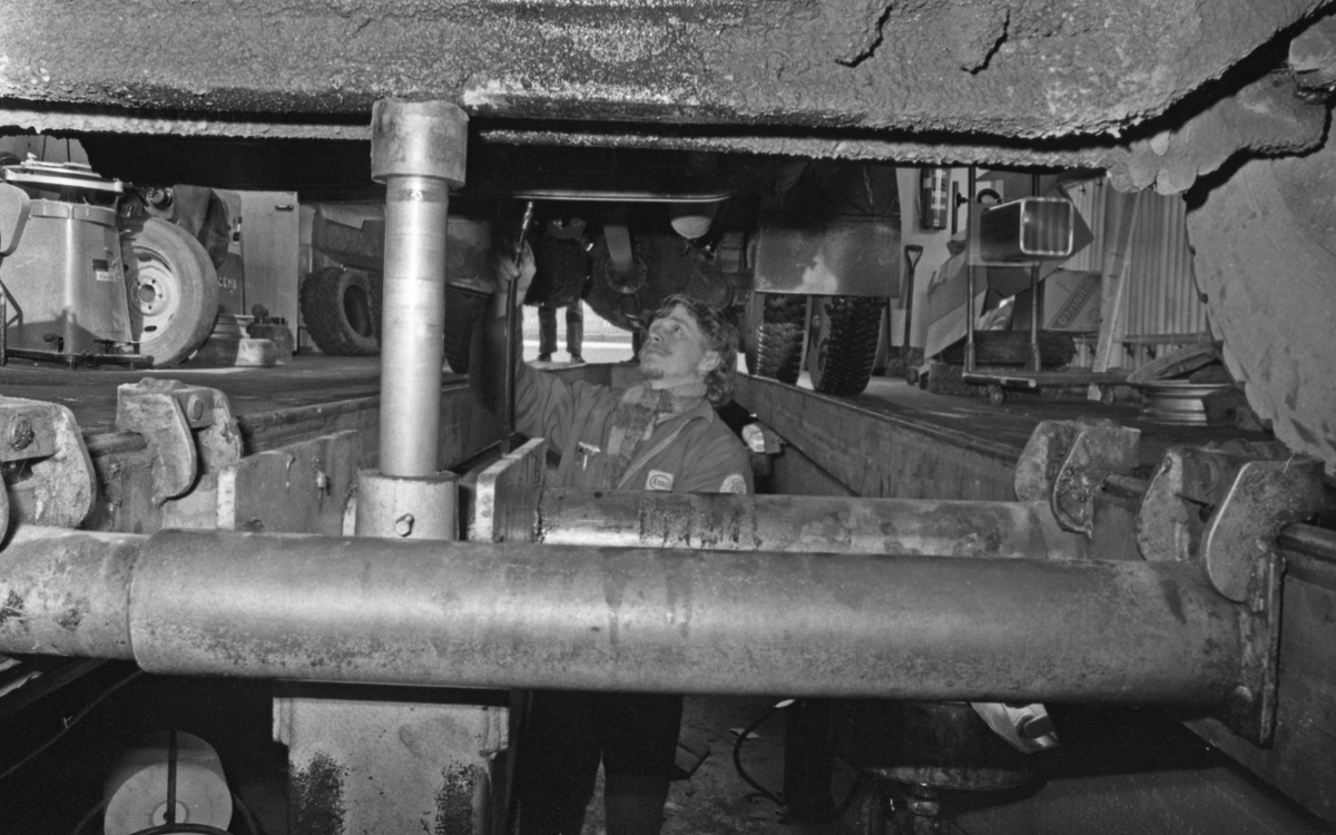 "HD bak Kulissene". Bensinstasjon - Hovda. 15/9-1972
