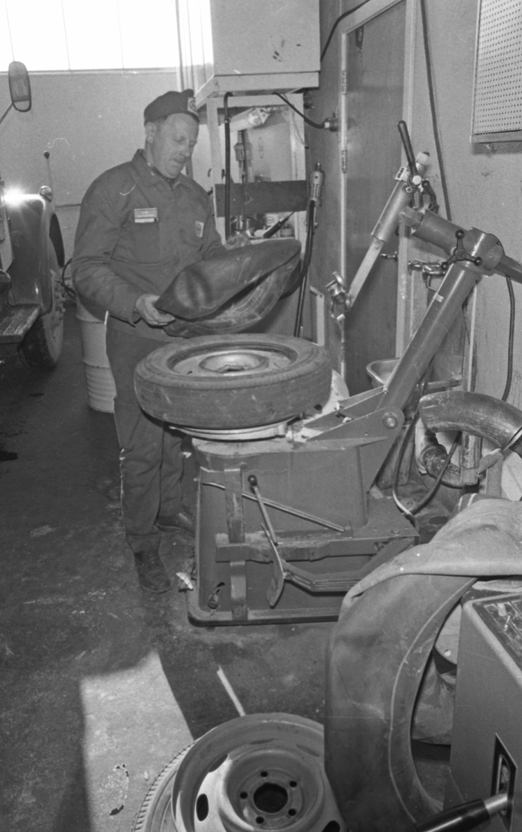 "HD bak Kulissene". Bensinstasjon - Hovda. 15/9-1972