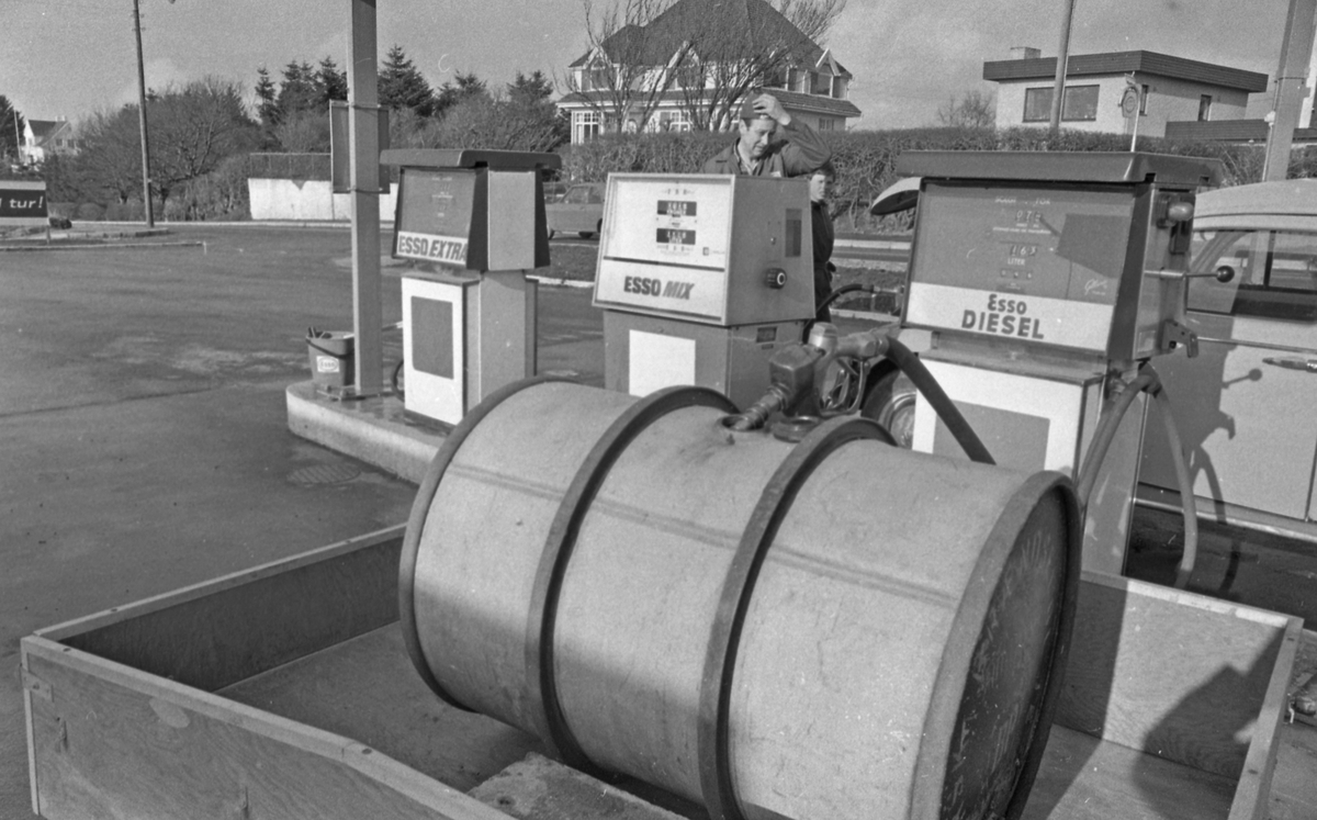 "HD bak Kulissene". Bensinstasjon - Hovda. 15/9-1972