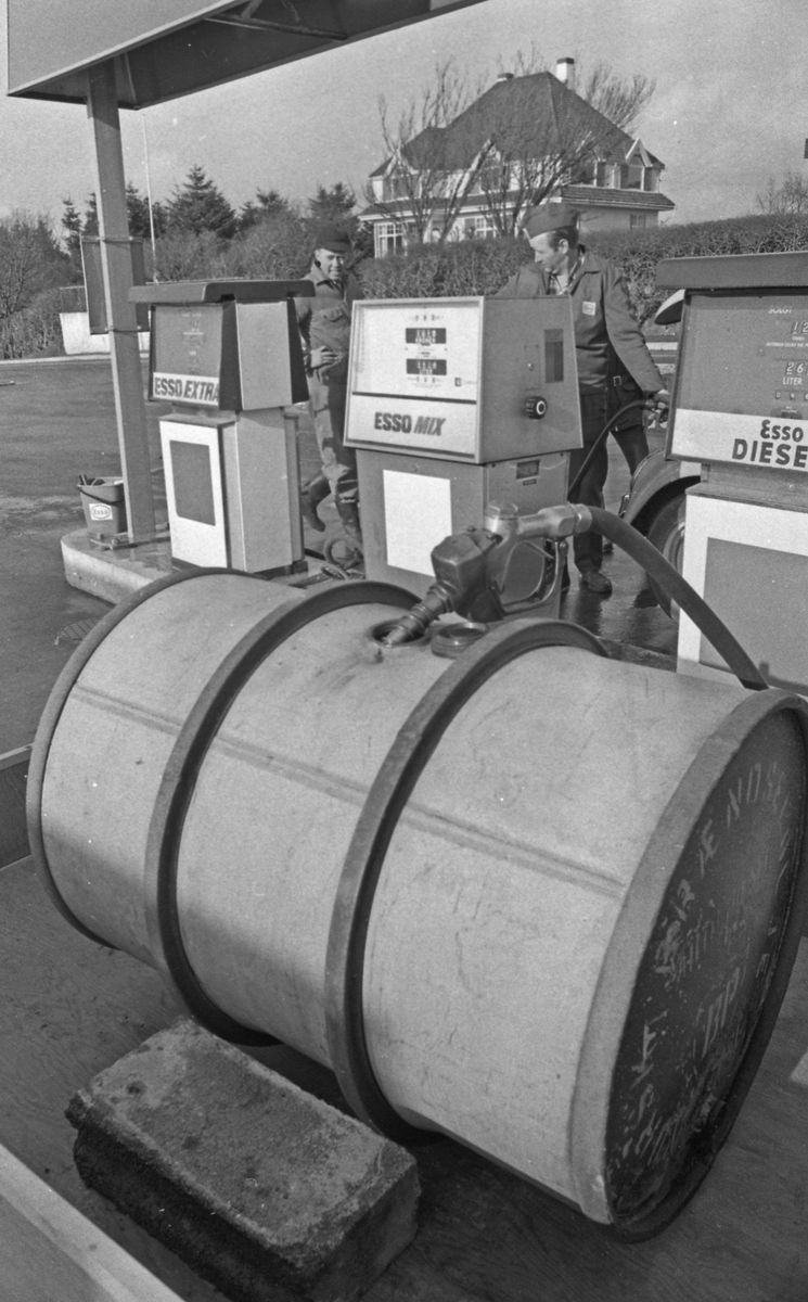 "HD bak Kulissene". Bensinstasjon - Hovda. 15/9-1972