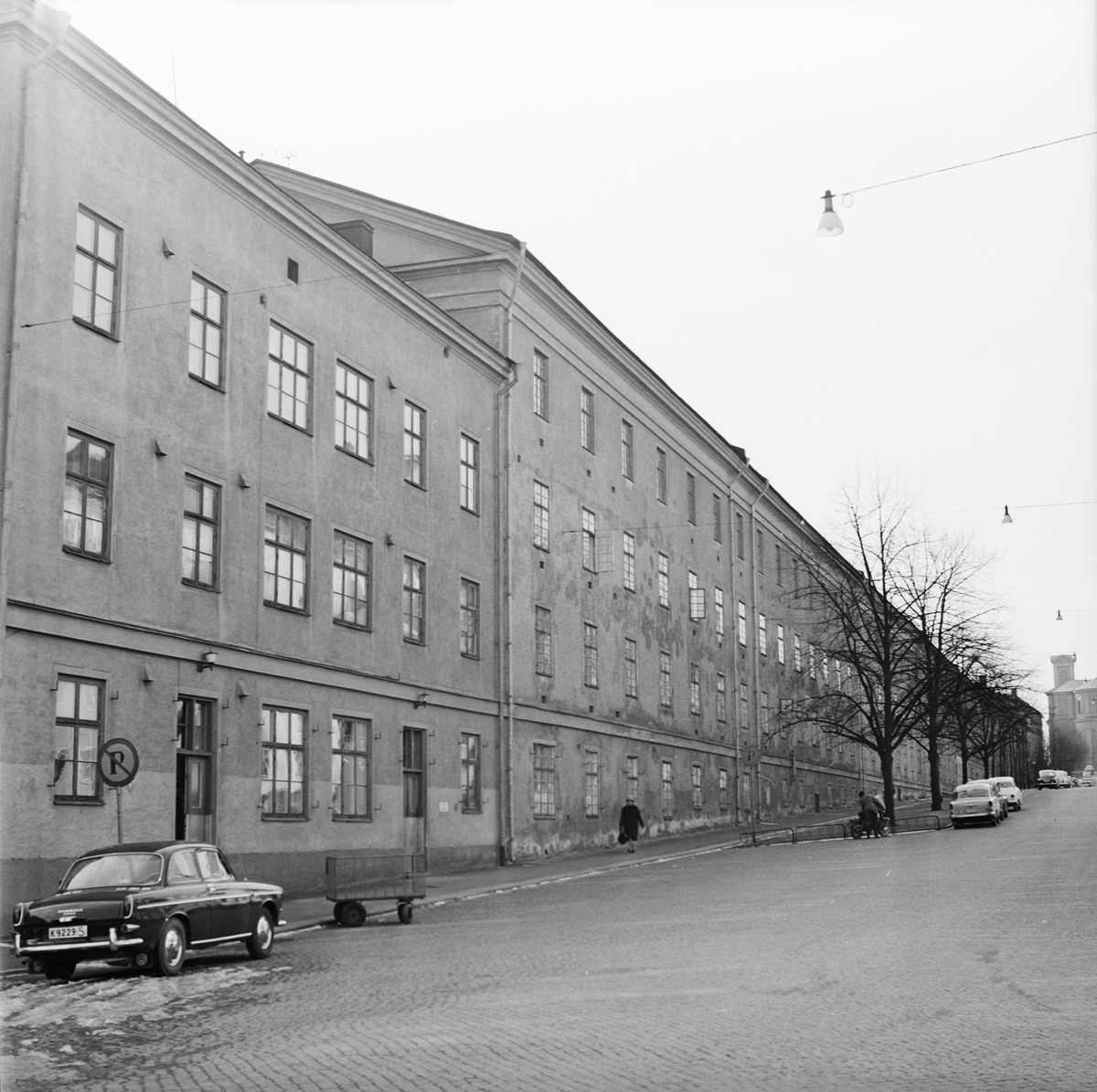 Trevåningshus med fasad i slät puts